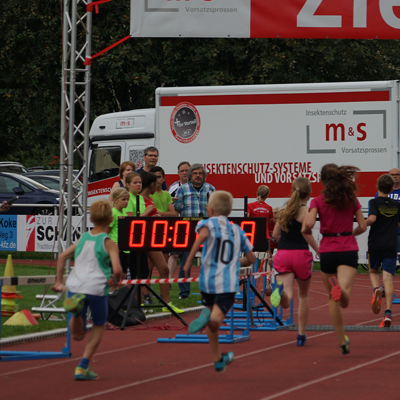 Büren läuft den 800 m Schülerlauf und Kinderlauf
